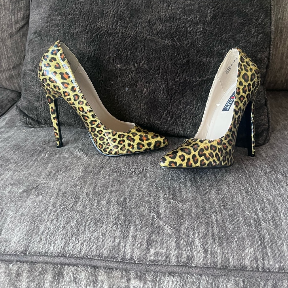 Leopard pumps by Demonia